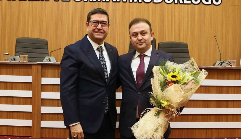 Muğla İl Tarım ve Orman Müdürü olarak atanan Veteriner Hekim Barış SAYLAK’ı makamında ziyaret ederek tebriklerimizi ve başarı dileklerimizi ilettik. Önümüzdeki süreçte ilimiz hayvancılığı ve mesleğimiz adına yapabileceğimiz projelerimizi görüştük.